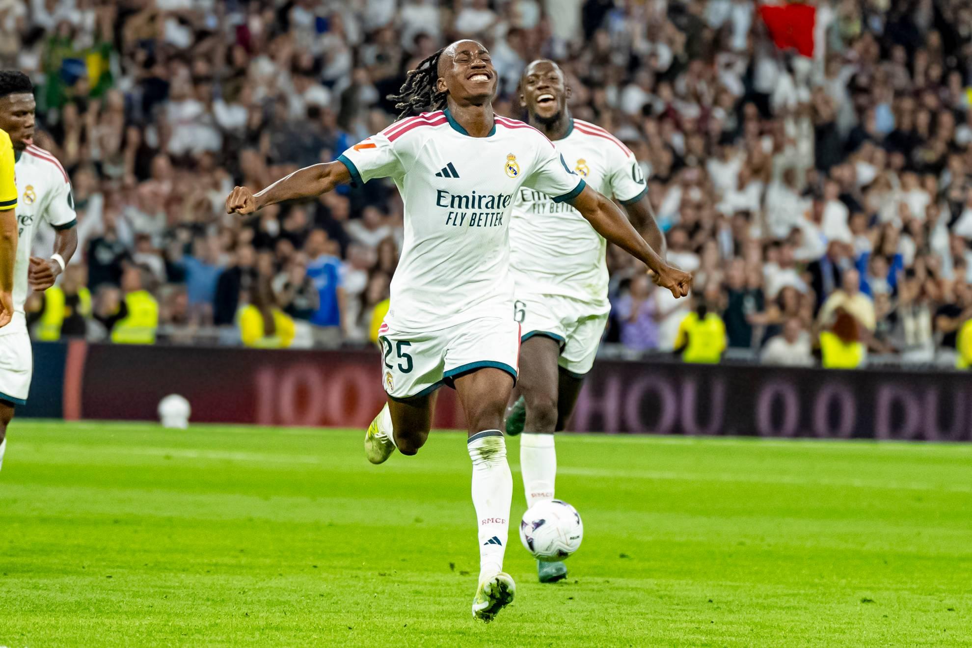 Yan Diomande celebra su primer gol en el Bernabéu.