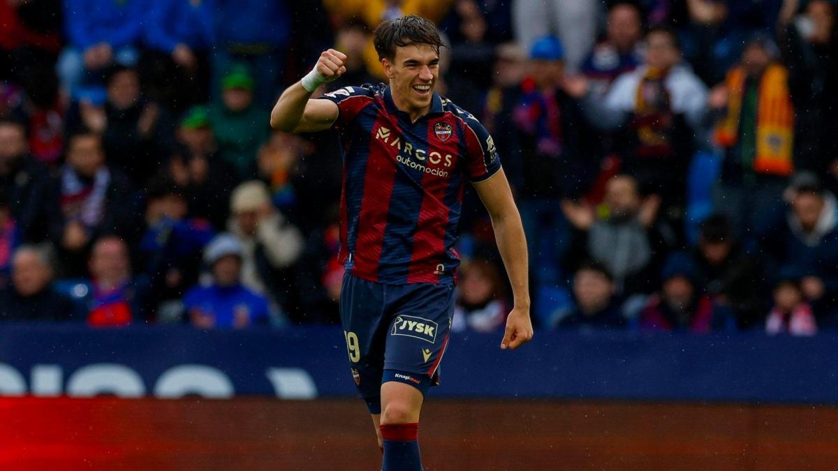 ريال مدريد يظهر في اللحظة الأخيرة لكارلوس إسبي