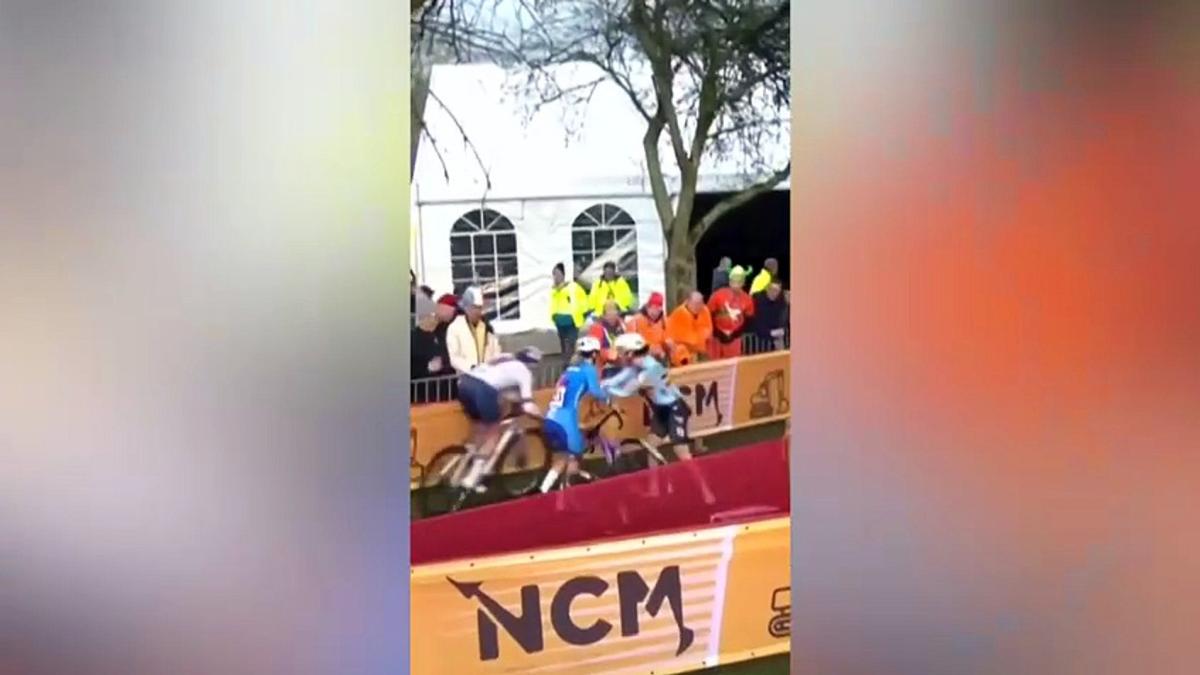 Una ciclista es descalificada en el Mundial por empujar a una rival y acaba ingresada en el hospital