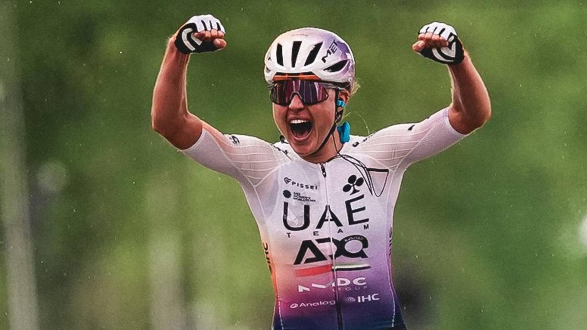 Paula Blasi brinda en la Amstel: pionera española en la clásica cervecera