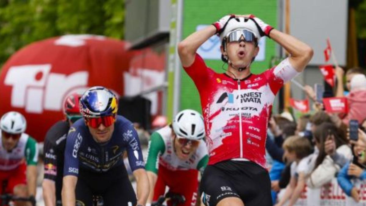 Tommaso Dati sorprende a Pidcock en Innsbruck y estrena el liderato del Tour de los Alpes