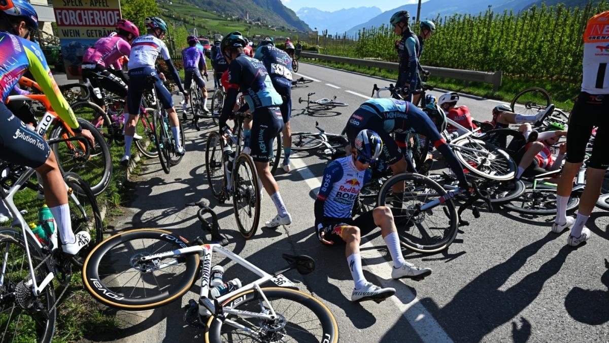 Caos en el Tour de los Alpes: una caída masiva provoca una oleada de abandonos