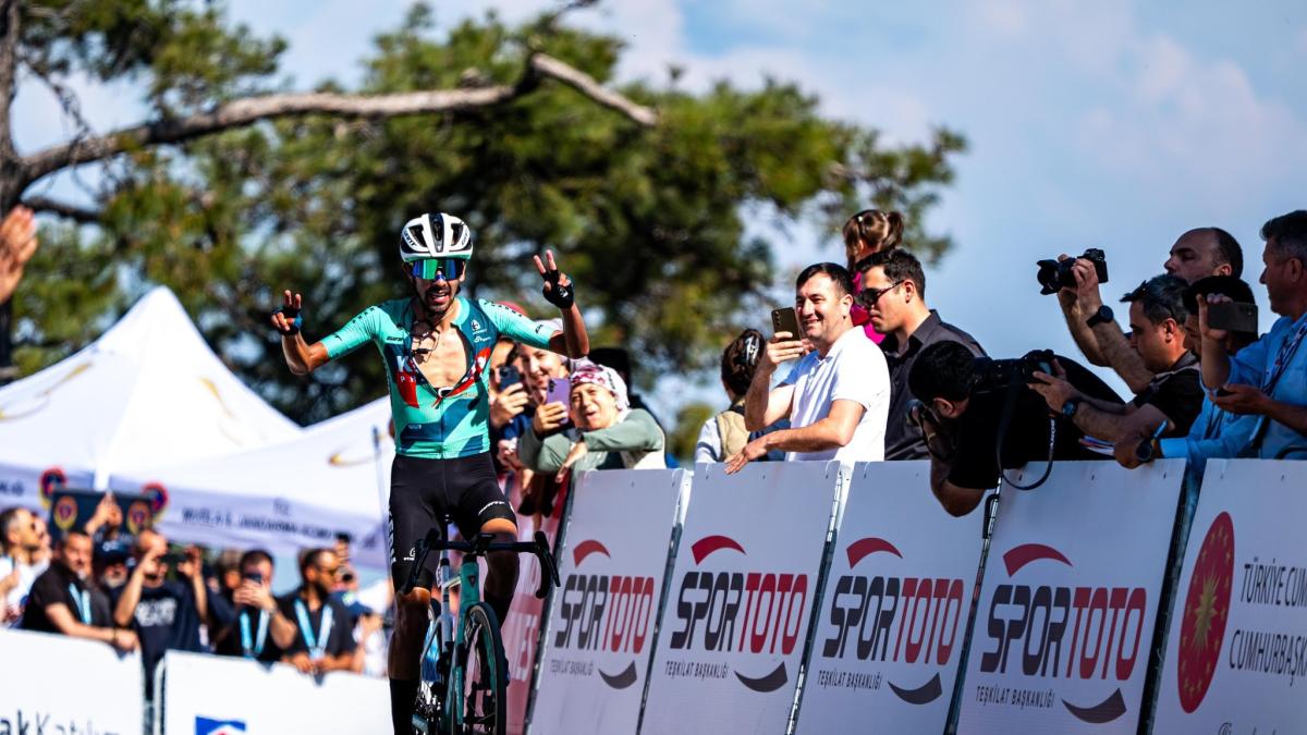 Sosa renace en Turquía: alza los brazos cuatro años después