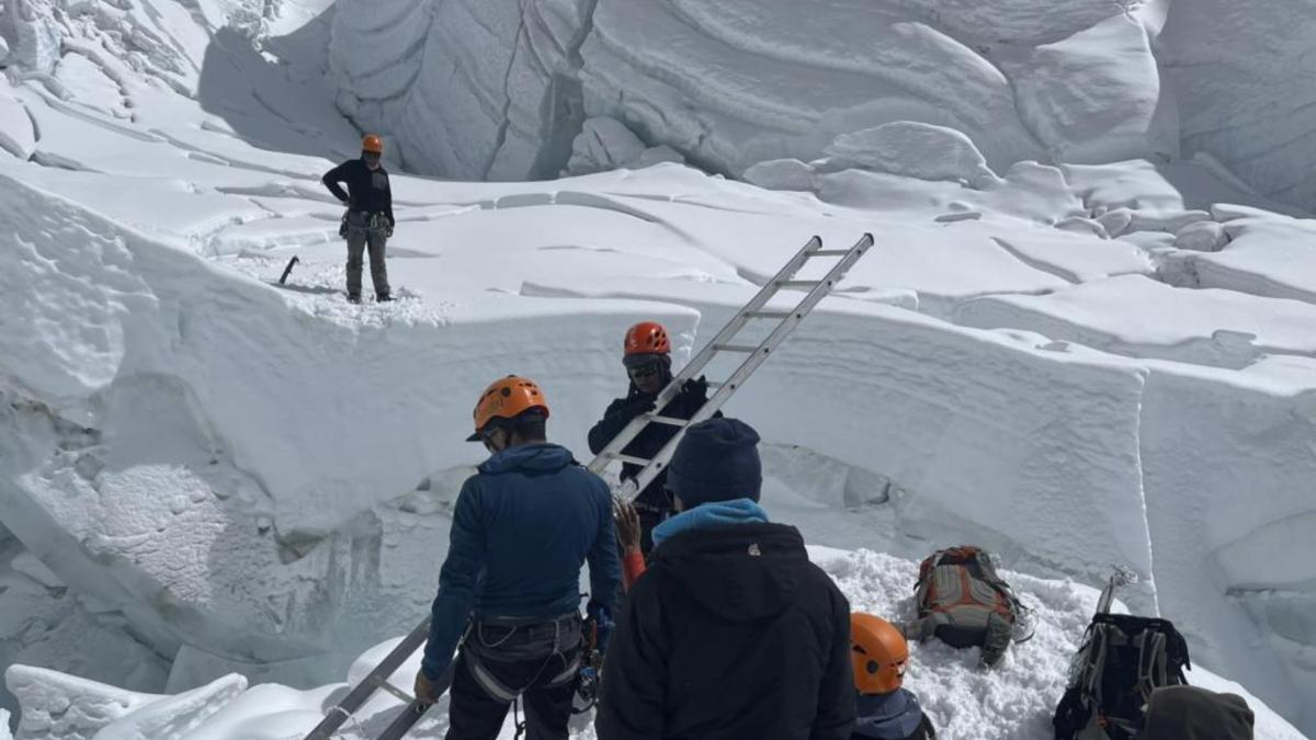 El Everest está 'abierto': desbloqueada la ruta de la cascada de Khumbu