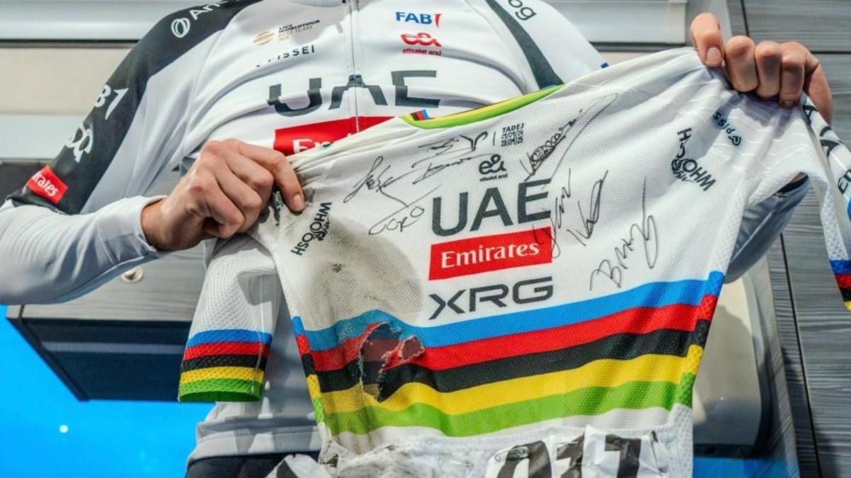 Pagó 95.100 euros por el mono roto de Pogacar... ¡y se olvidó de que había pujado!