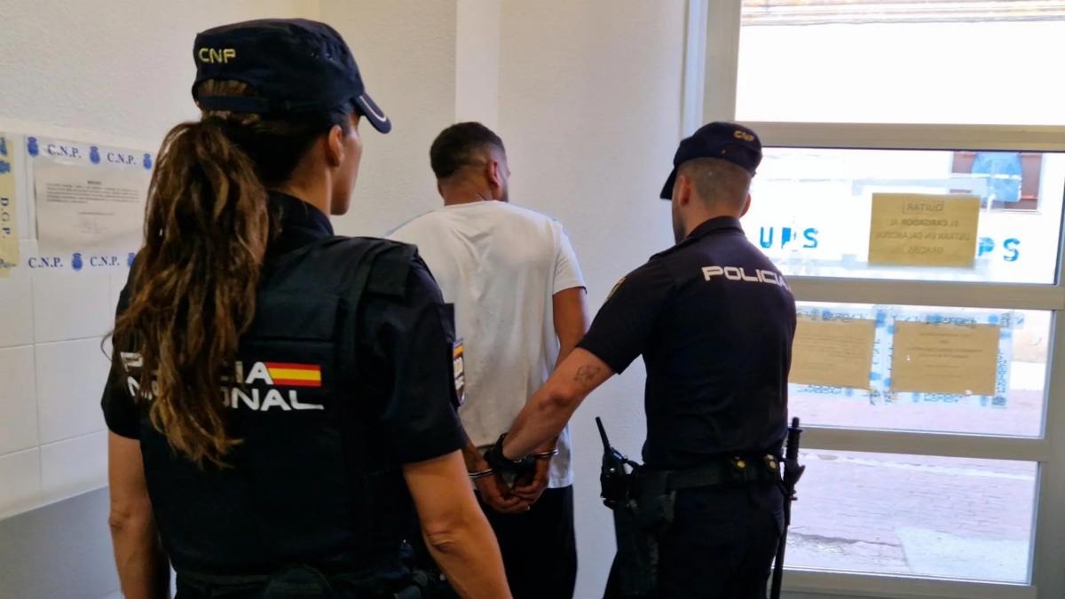 La Policía expulsa de España a 21 delincuentes multirreincidentes que estaban en situación irregular