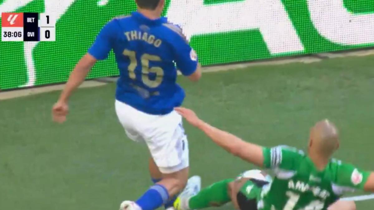¿Por qué no entró el VAR en el penalti de Amrabat a Thiago?