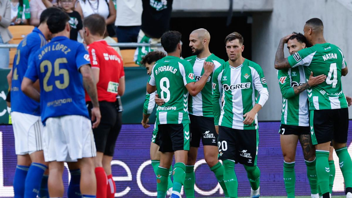 El Betis acaricia Europa y deja al Oviedo al borde del descenso