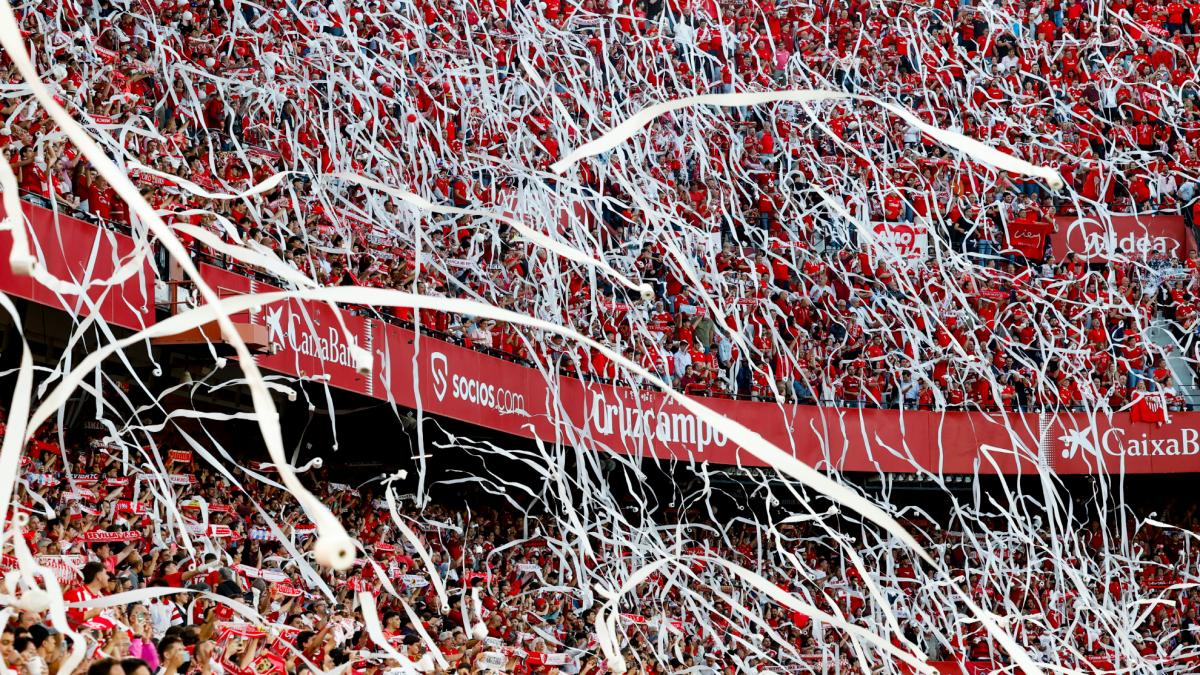 LaLiga denuncia el lanzamiento de rollos de papel en el Sánchez-Pizjuán