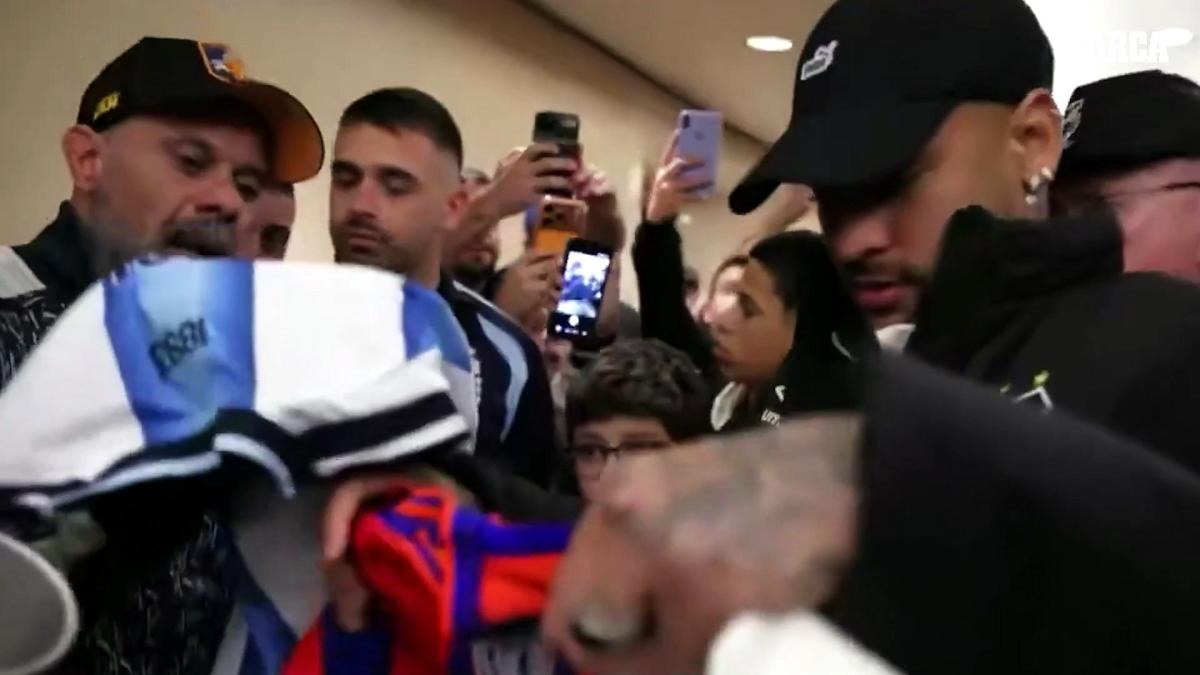La surrealista bienvenida a Neymar en Argentina: ¡recibió hasta ocho camisetas de fútbol!
