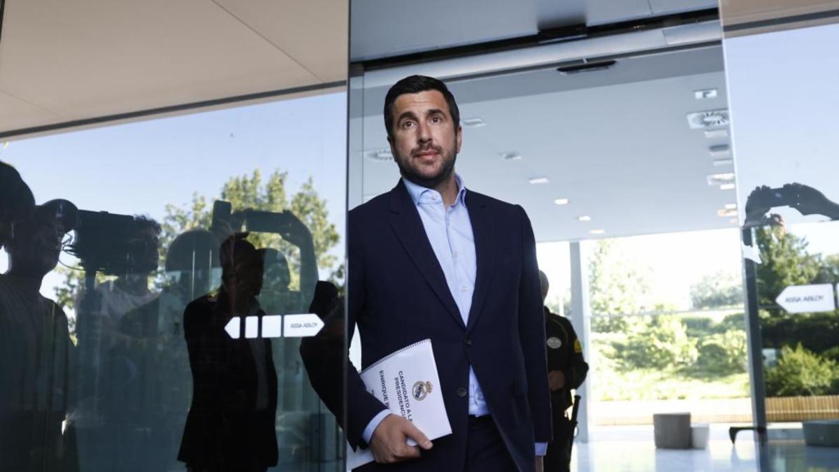 Apoteósica llegada de Enrique Riquelme al Bernabéu con gritos de "¡Presidente, sálvanos!"