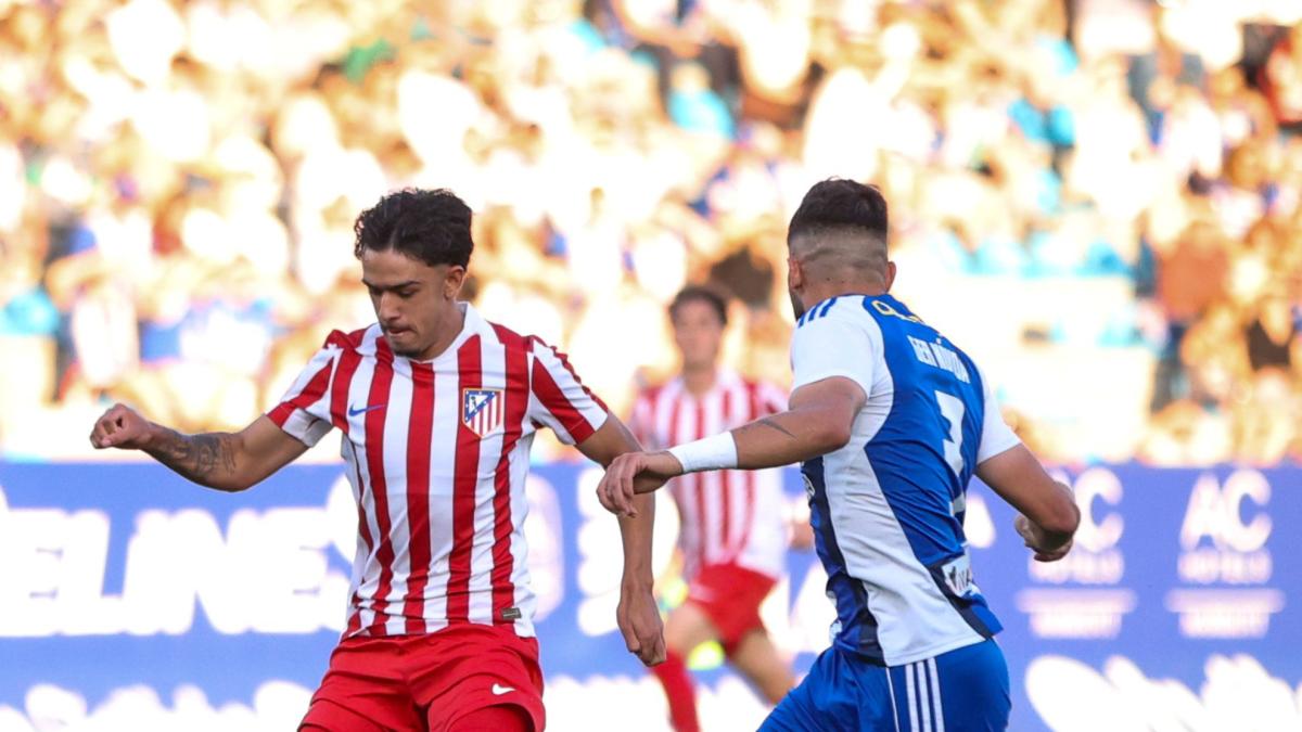 El Atlético Madrileño resiste con diez y sale vivo de Ponferrada