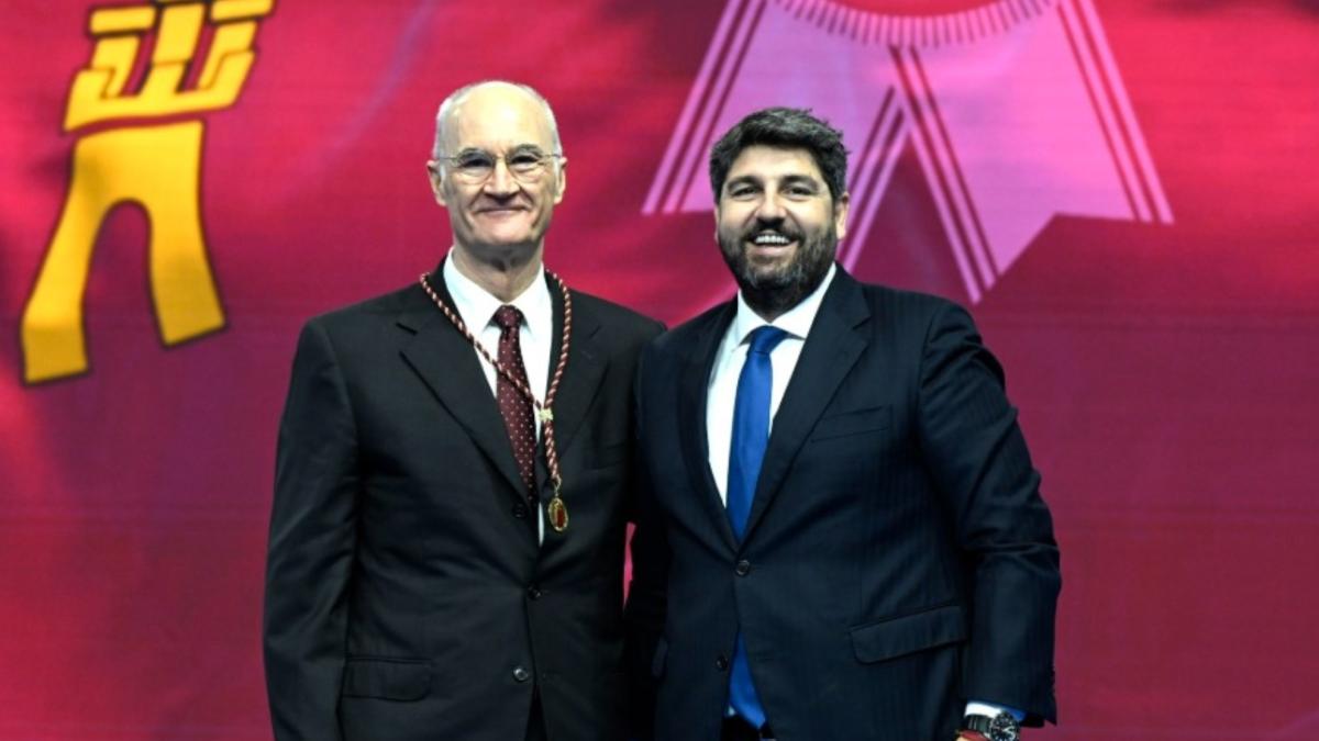 El doctor Ripoll recibe la Medalla de Oro de la Región de Murcia