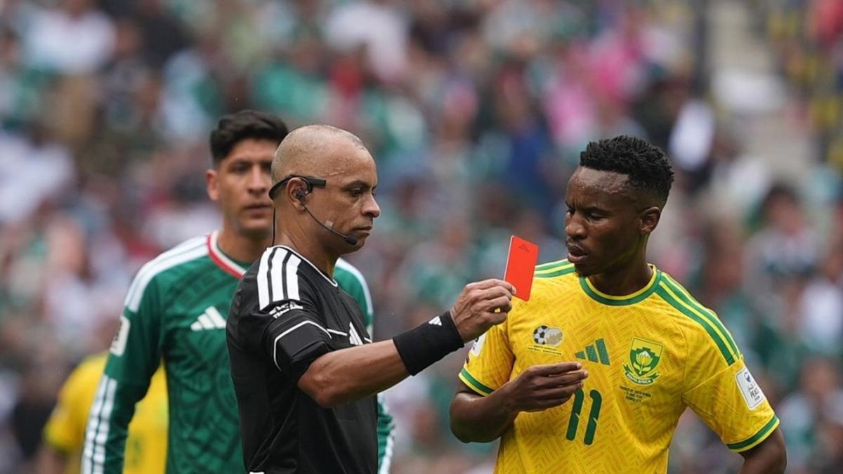 Historia en el Mundial: tres expulsados en el partido inaugural por primera vez