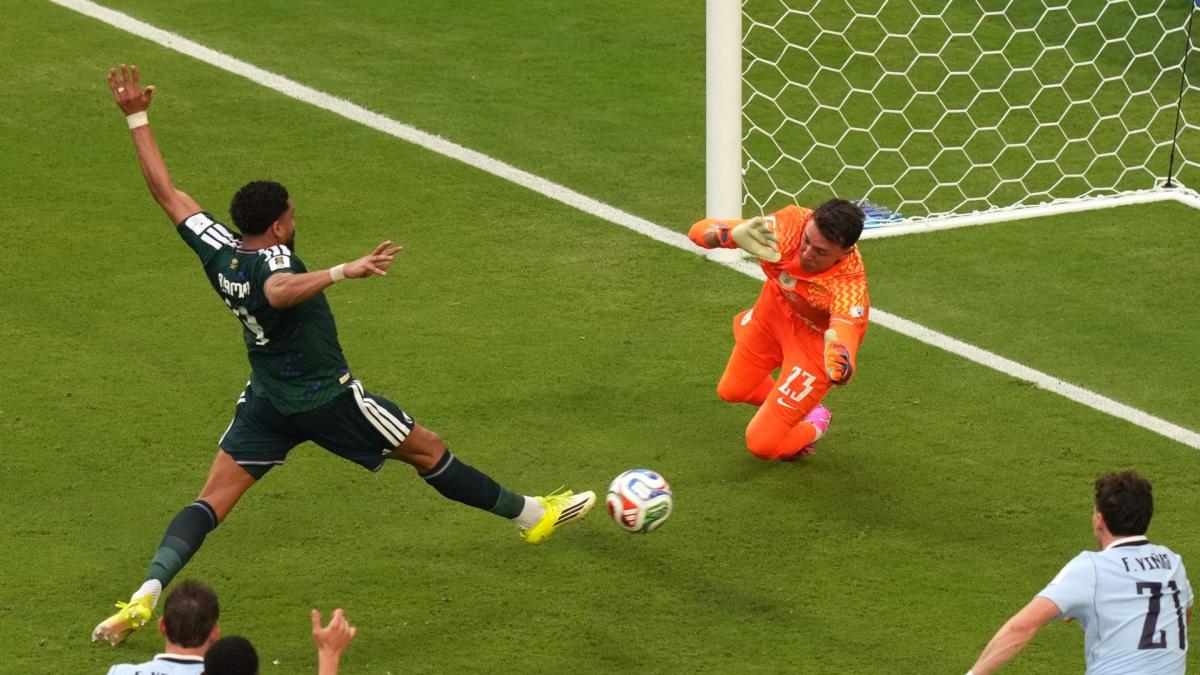 Gol de Abdulelah Alamri (1-0) en el Arabia Saudí 1-1 Uruguay