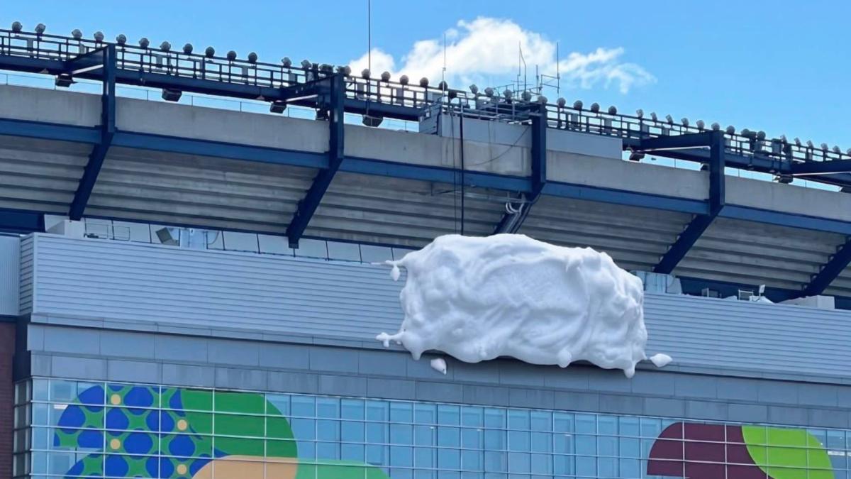 Gillette también tira de ingenio y tapa su logo simulando espuma de afeitar