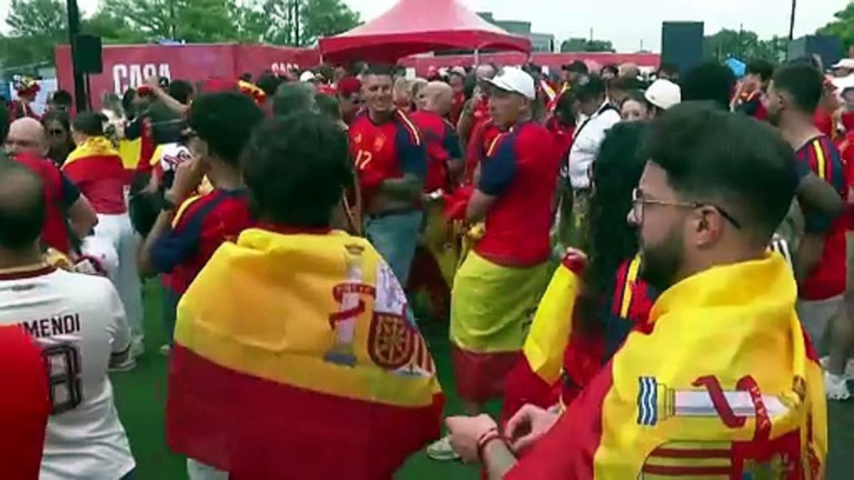 Aficionados españoles llenan las calles de Atlanta previo al juego contra Arabia