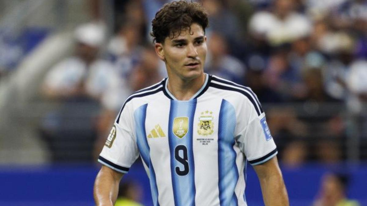 Julián Álvarez y el conflicto contractual entre Atlético y Barcelona