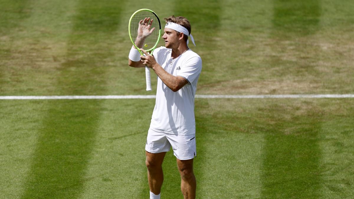 Alejandro Davidovich junto a Pato Clavet durante el partido en Wimbledon