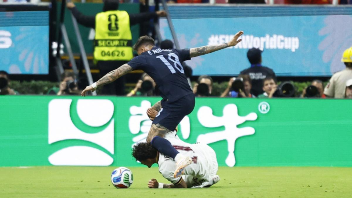Yeremy Pino, sobre su lesión ante Uruguay: "Me pasó un camión por delante"