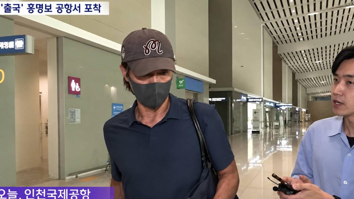 El exseleccionador de Corea del Sur, amenazado de muerte, huye del país con gorra&hellip;