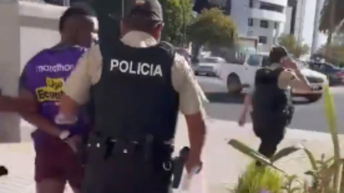 El futbolista José Hernández es detenido cuando calentaba para jugar un partido de Primera&hellip;