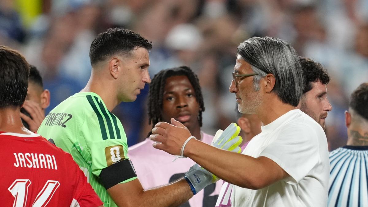 Yakin: "Jugamos contra Argentina, 70.000 aficionados argentinos, el árbitro y el VAR"