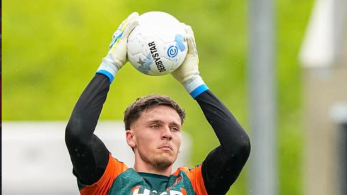 Valencia pierde a Van Oevelen: el portero neerlandés firma con el Ipswich Town hasta 2031