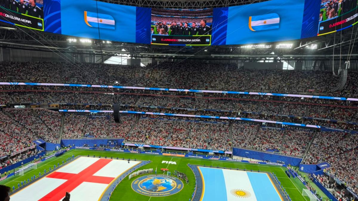 La afición argentina no respeta el himno de Inglaterra y el partido empieza caliente