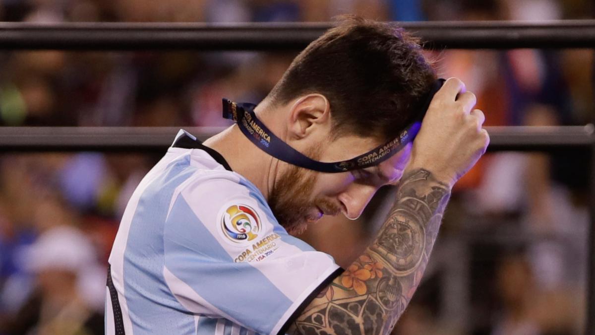 Por qué algunos futbolistas se quitan la medalla nada más recibirla
