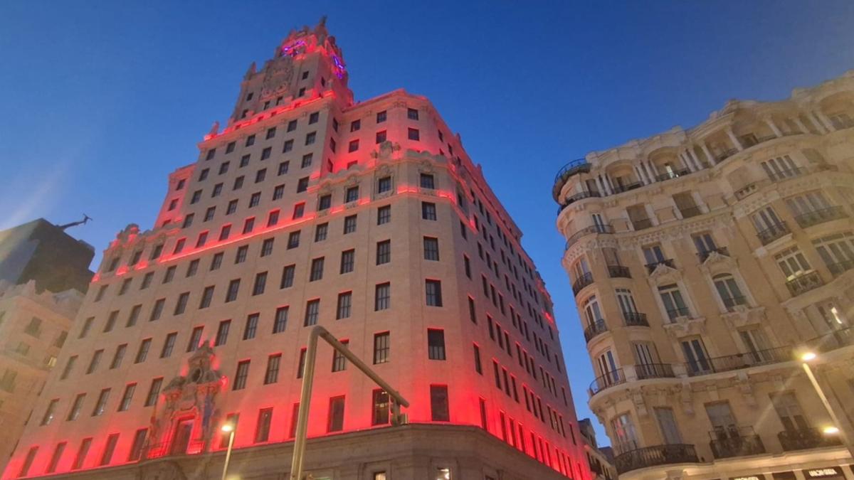 La Gran Vía se tiñe de rojo para apoyar a la Selección