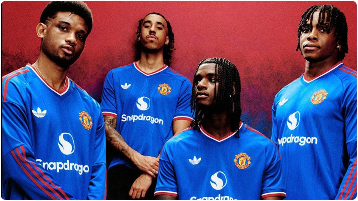Manchester United presenta su segunda equipación y los jugadores la lucen con orgullo