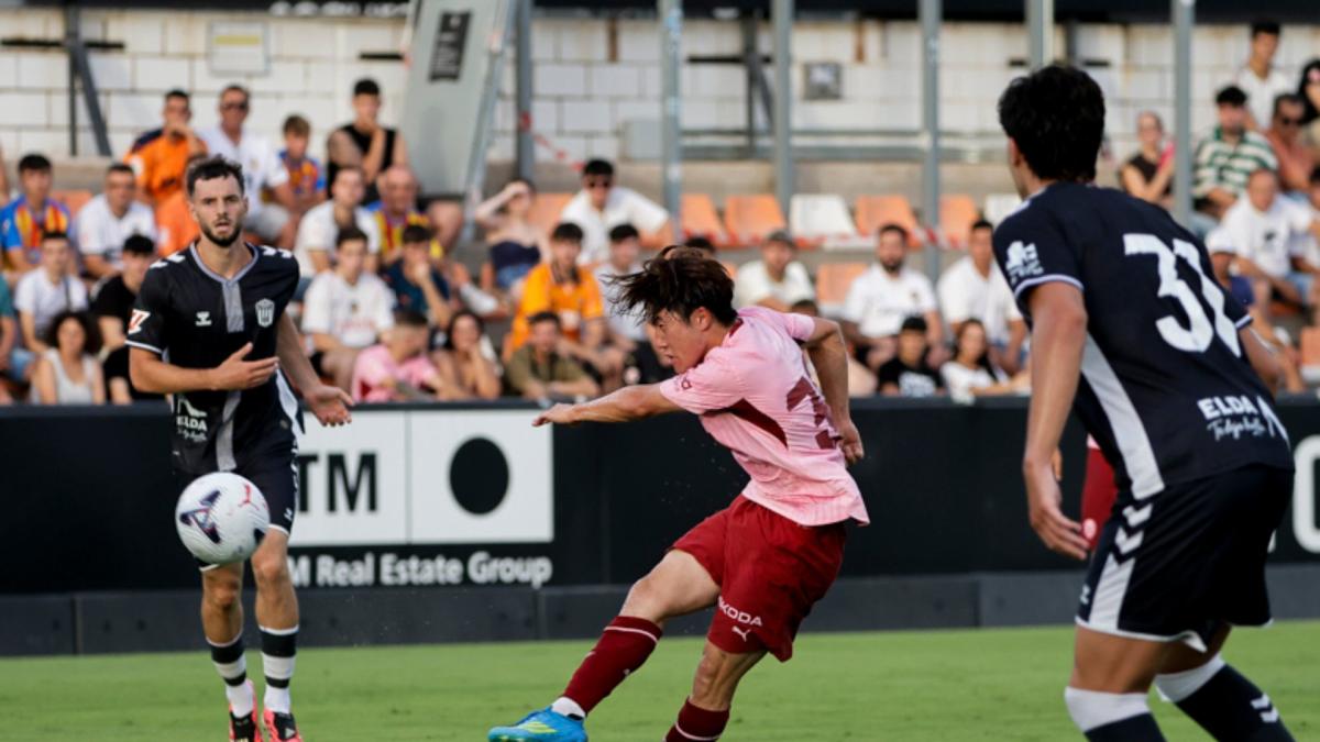 Valencia golea 3-0 al Eldense con un golazo de Ryunosuke Sato en su primer amistoso de pretemporada