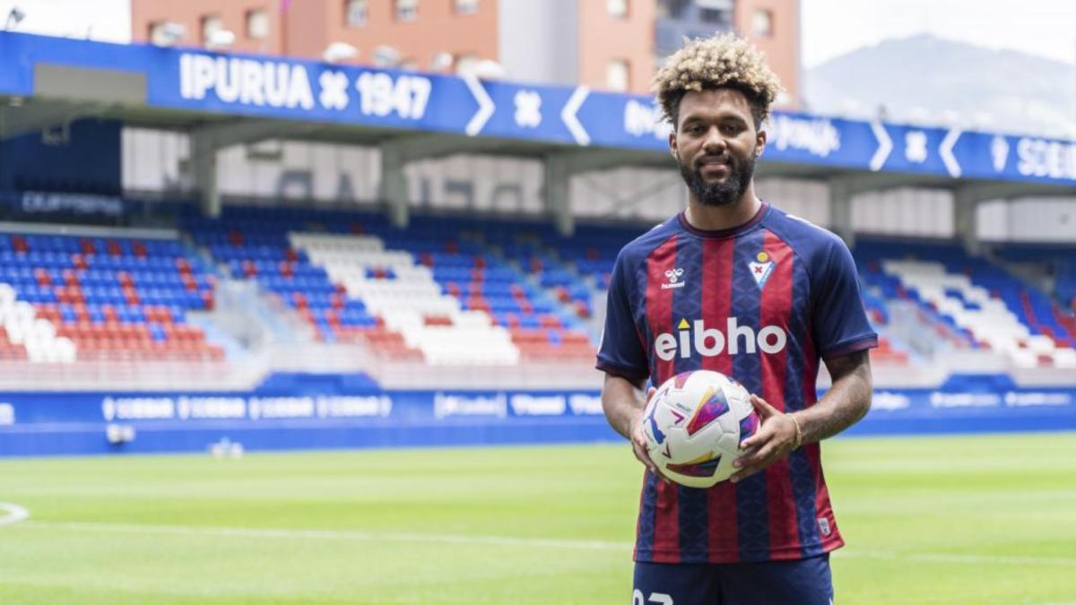 El Sporting negocia por Konrad de la Fuente, un experto en Segunda