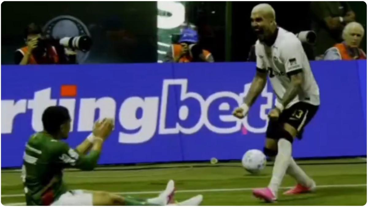 الاستفزاز الوحشي لفيتور روكي: ليانكو يحتفل بجرح في وجهه بالكامل!