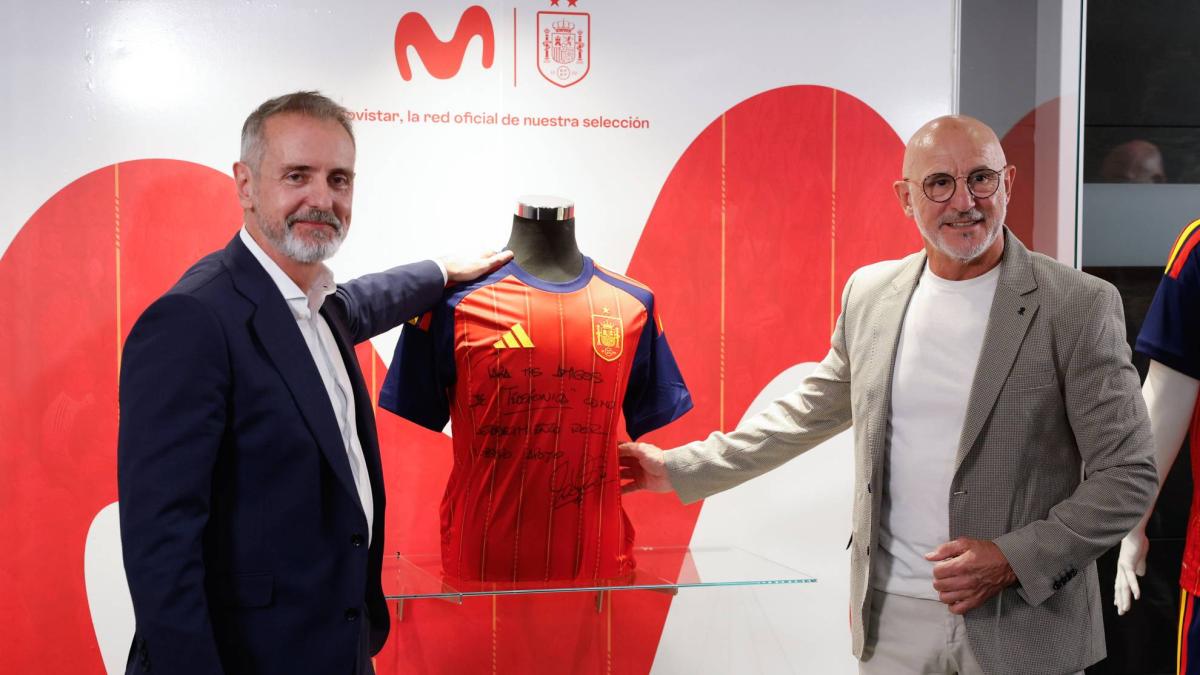 La camiseta que ya es historia: Luis de la Fuente la entrega al Museo&hellip;