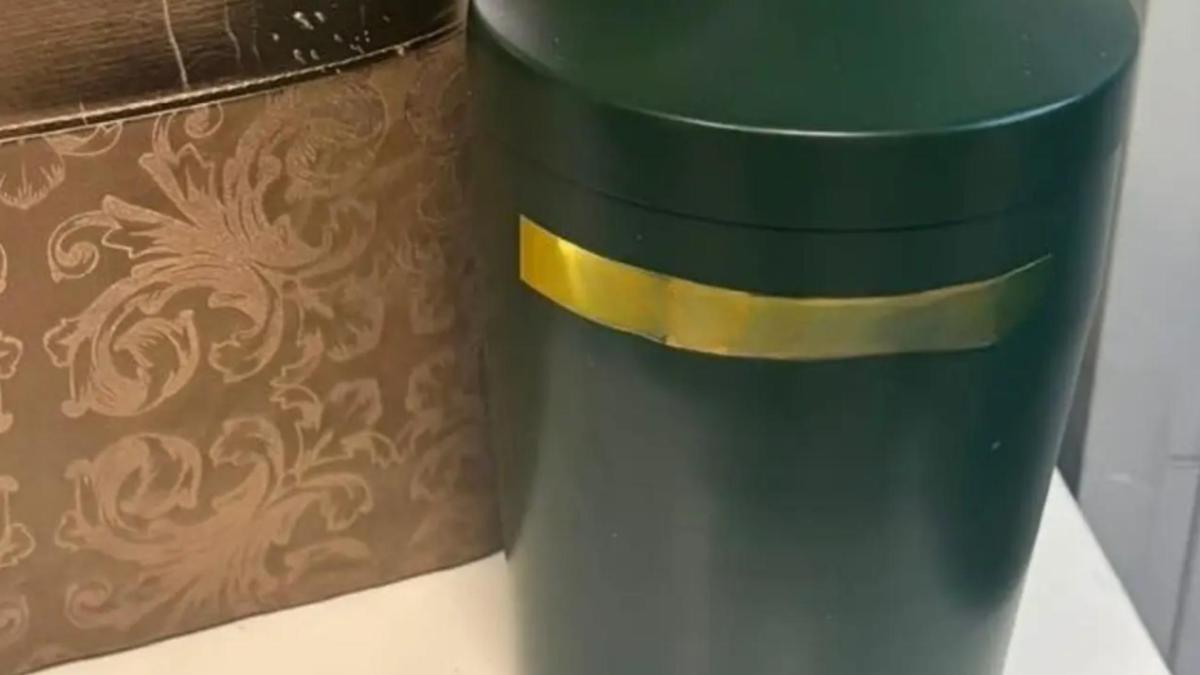 The Benidorm Local Police are looking for the owner of an urn with ashes forgotten in a supermarket