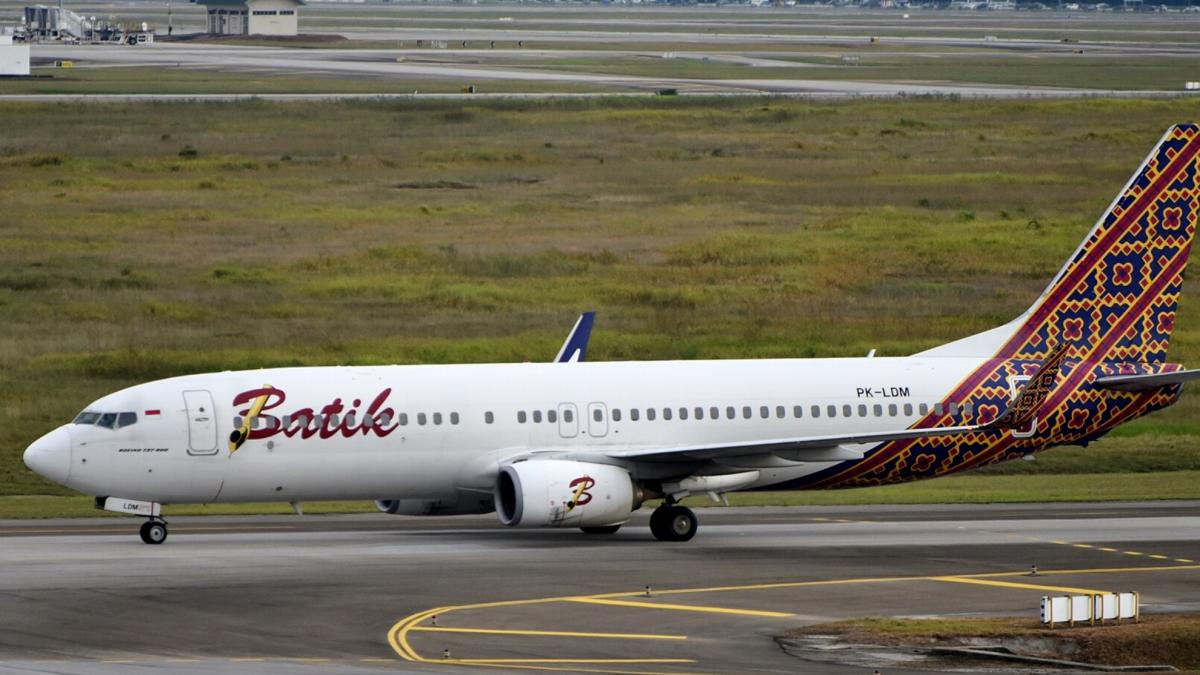 Un hombre intenta abrir la puerta de emergencia de un avión a 30.000 pies de altura