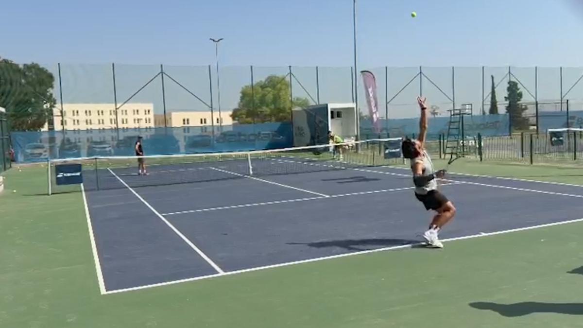 Carlos Alcaraz se entrena con una malla en el brazo derecho