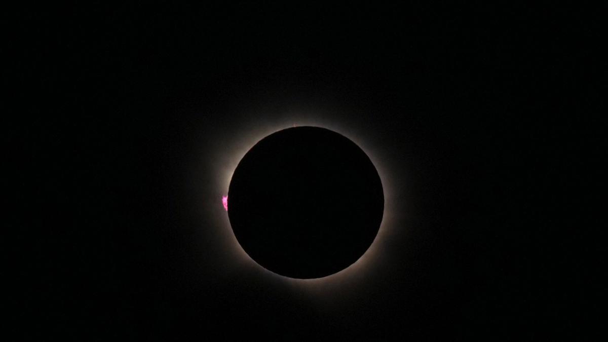 El eclipse total de Sol deja un anochecer anticipado y breve a buena parte de España