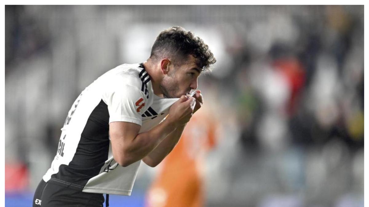 El capitán del Burgos celebra su 150ª aparición en El Molinón