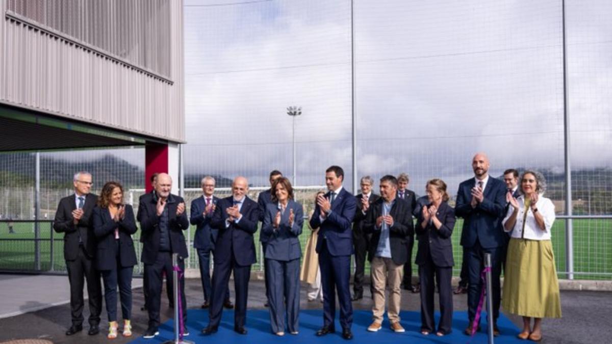 Eibar presenta su nuevo estadio a autoridades locales