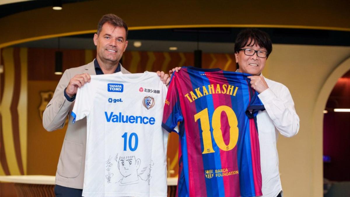 Yoichi Takahashi dibuja a Lamine Yamal durante su visita al Spotify Camp Nou