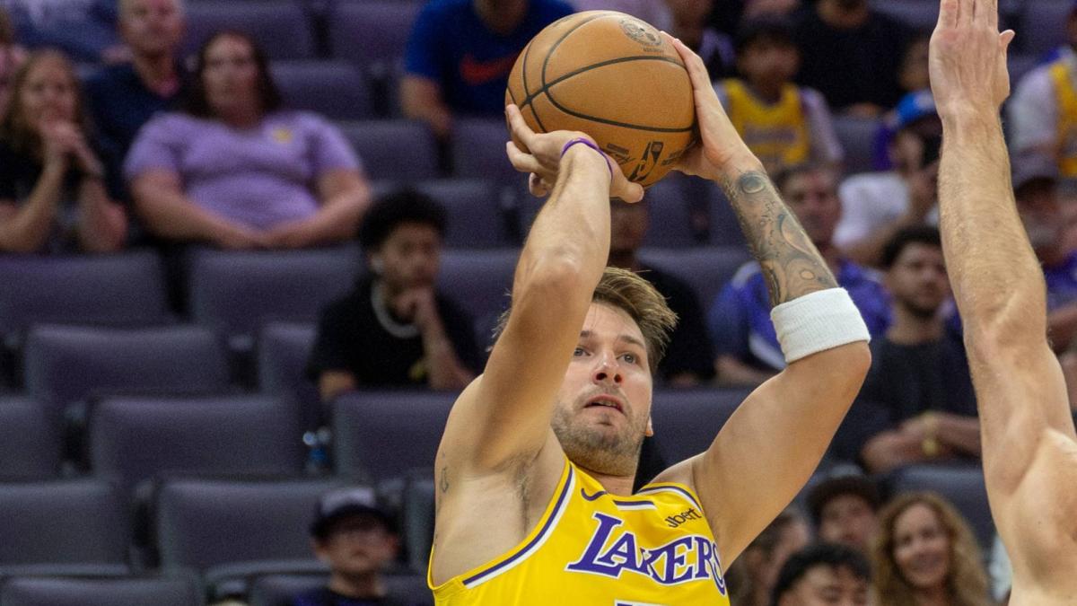  Las locuras de Doncic con los Lakers: canasta desde 18 metros, triple desde el logo, técnica... y 23 puntos 