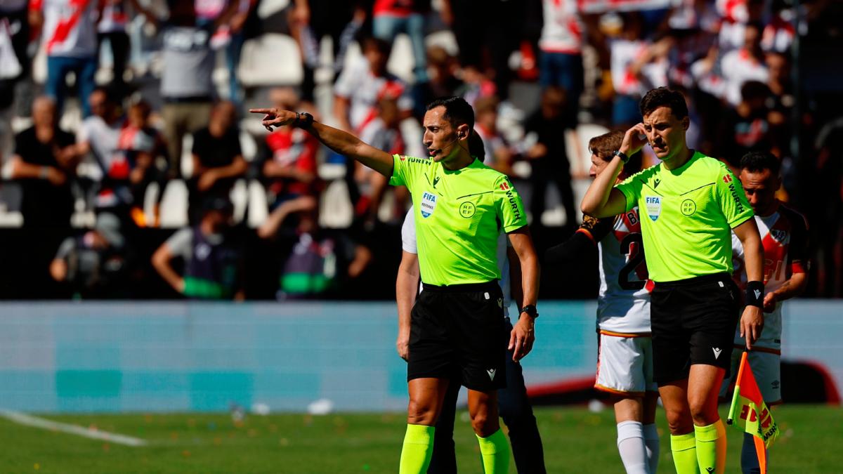 Detalle de la suspensión del encuentro entre Rayo y Athletic