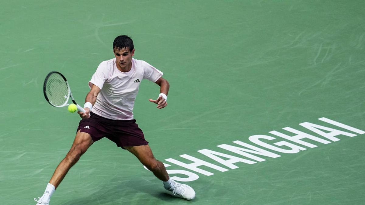 Jódar se acerca al récord de Becker tras una nueva remontada en la pista