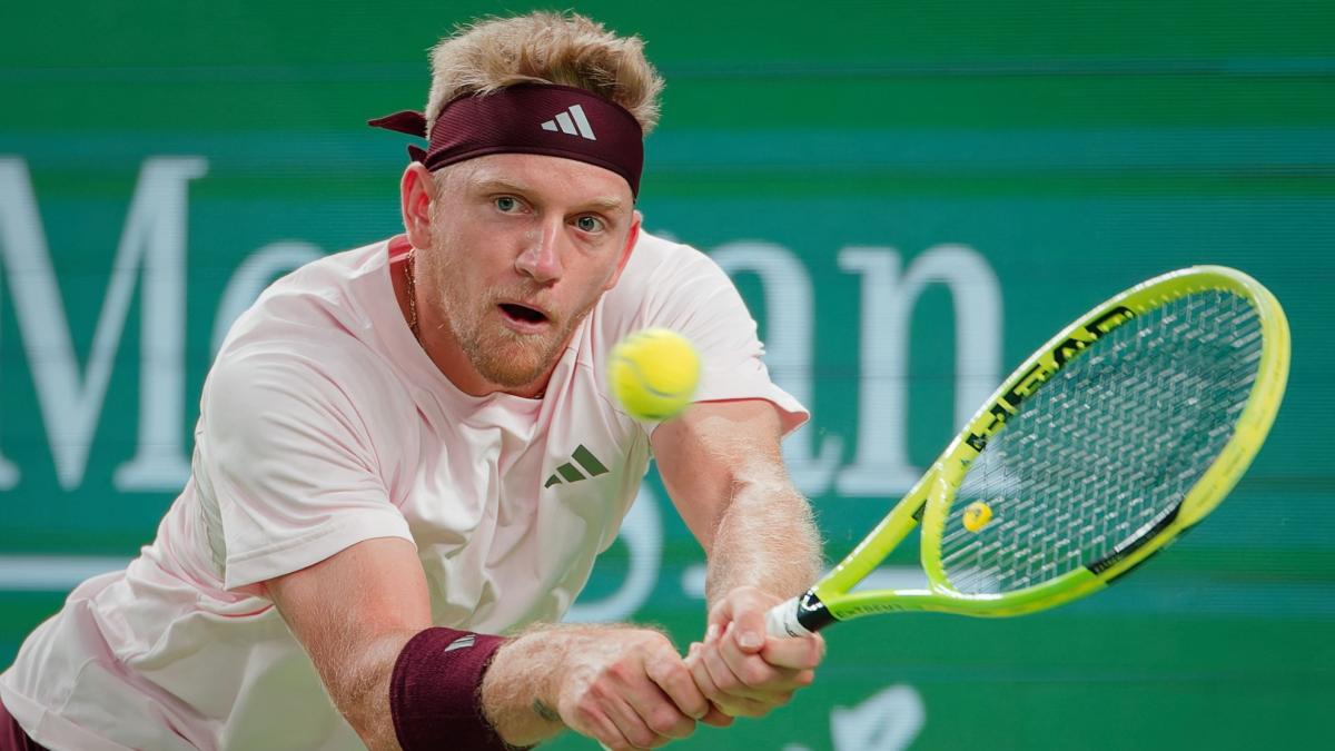 Davidovich alcanza semifinales en Shanghái tras la retirada de Gea