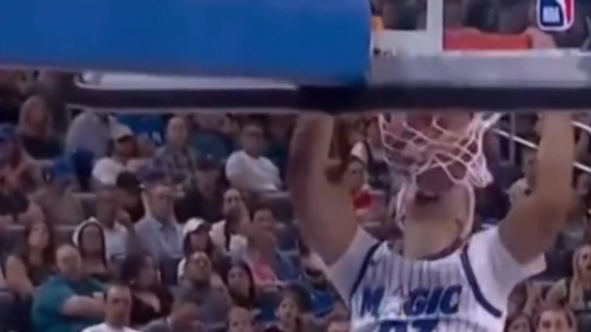  Penda patenta el mate 'in my face' en la NBA... ¡y se lo anulan por ilegal! 