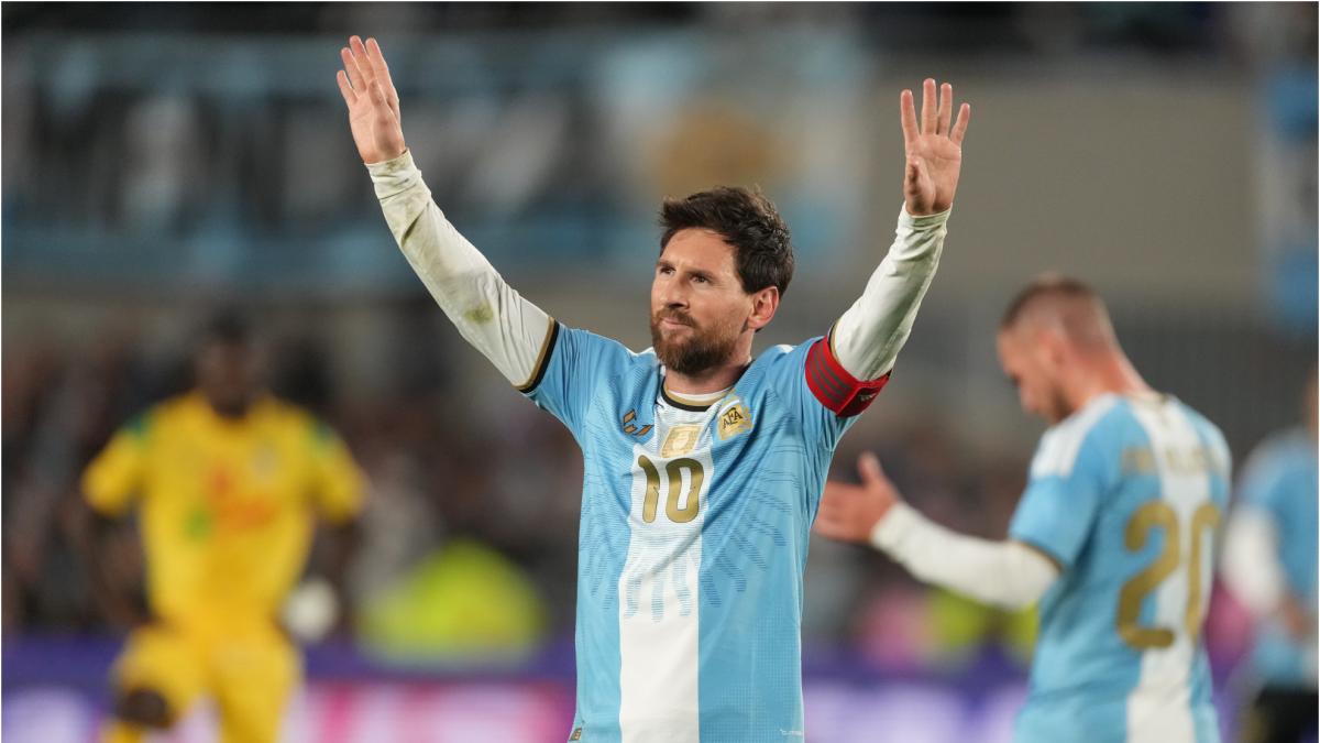 Messi celebra premio en Oviedo y vuelve al campo en 48 horas