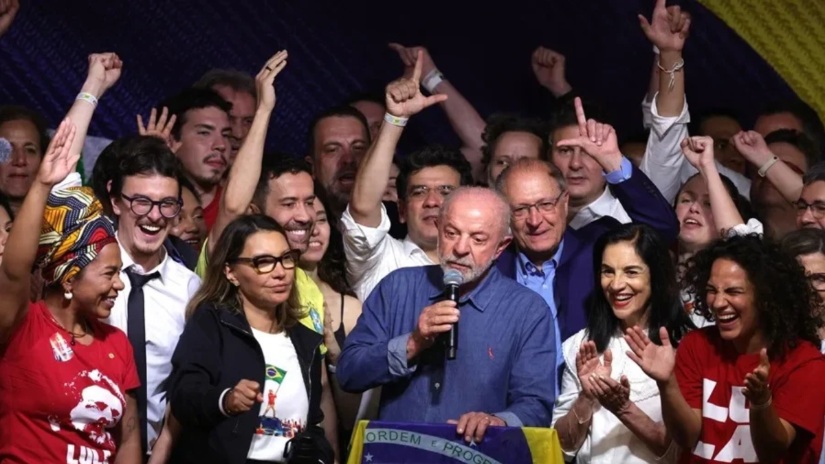 Lula da Silva se impone a Flávio Bolsonaro y es reelecto presidente de Brasil